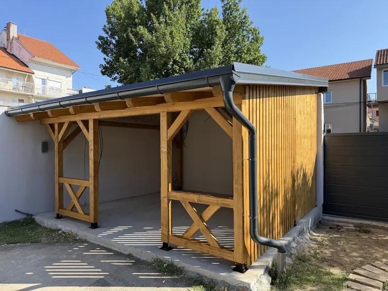 Nadstrešnica uz kuću sa drvenim vratima i olukom