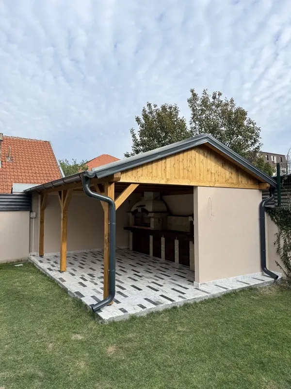Nadstrešnica sa zidanim roštiljem u dvorištu