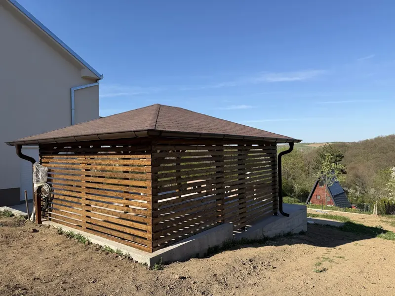 Letnjikovac sa bočnim letvama na brdovitom placu