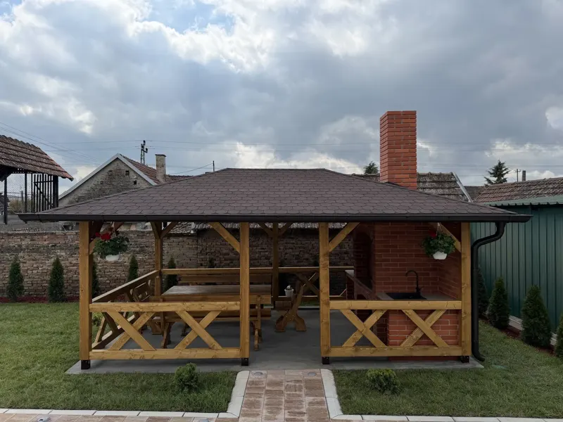 Letnjikovac sa zidanim kaminom i drvenom konstrukcijom