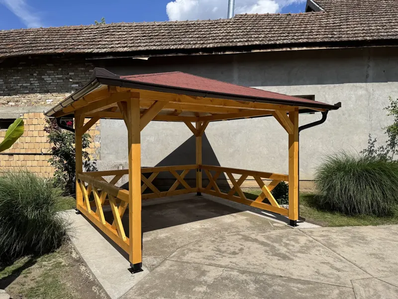 Letnjikovac sa ukrštenom drvenom ogradom pored kuće