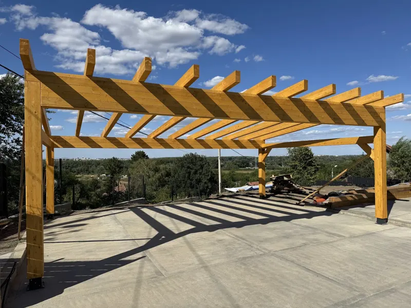 Drvena pergola sa senicom nad parkingom i dvorištem