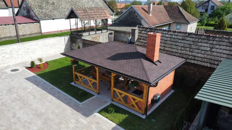 Dron snimak kuće sa letnjikovcem i uređenim dvorištem