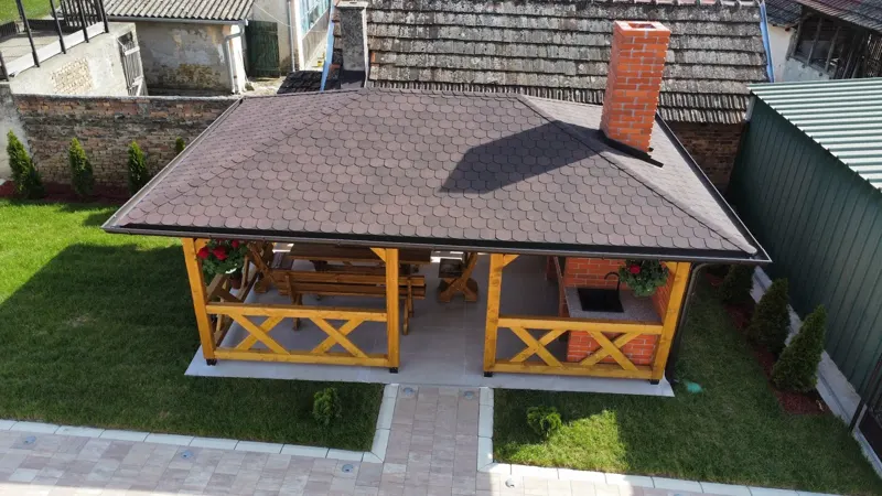 Letnjikovac u dvorištu snimljen dronom iz vazduha